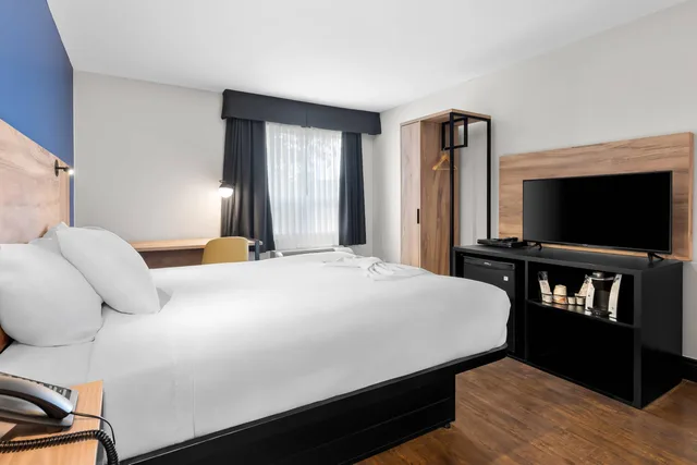غرفة بسرير كوين، Park Inn by Radisson Sydney, NS 2/5