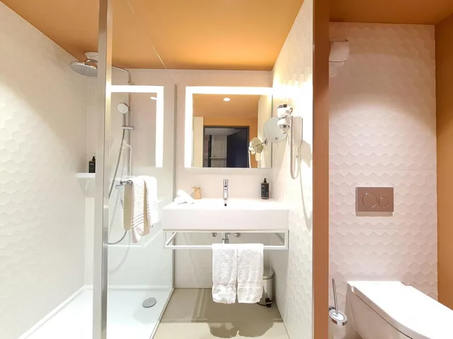 جناح جونيور بسرير كينج مع أريكة بمنطقة جلوس، Mercure Hotel Delemont 5/6