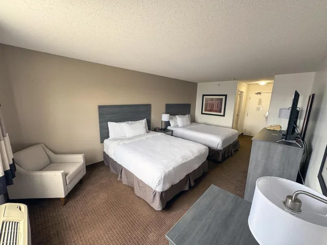 Room, King Bed, 2 Queen Beds, Ramada by Wyndham Sherwood Park 10/10