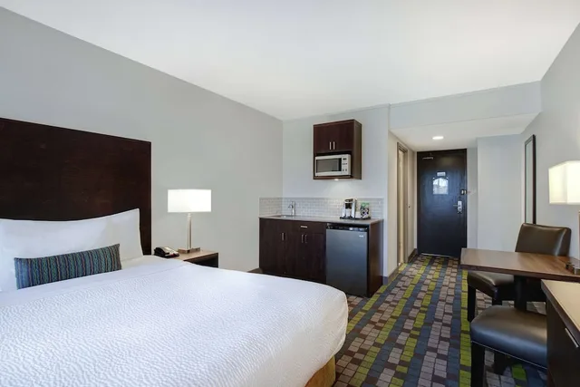 غرفة سوبيريور بسرير كوين بإطلالة على المسبح، Days Inn by Wyndham Victoria Airport Sidney 1/6