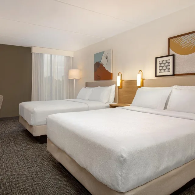 غرفة بسرير كينج وسريرين كوين، Spark by Hilton Toronto Airport 1/5