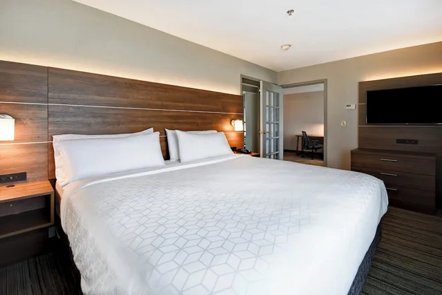 جناح بسرير كينج بغرفة نوم واحدة مع أريكة بمطبخ صغير، Holiday Inn Express Newport North - Middletown 2/7