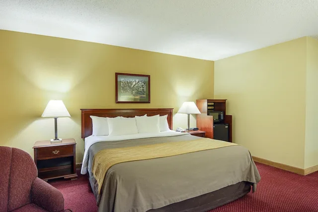 Standard, King Bed, Quality Inn in Winchester, VA 5/10