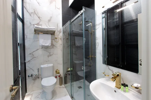 غرفة عائلية بسرير كوين وسريرين منفصلين، Royal Inn Hotel Tbilisi 3/3