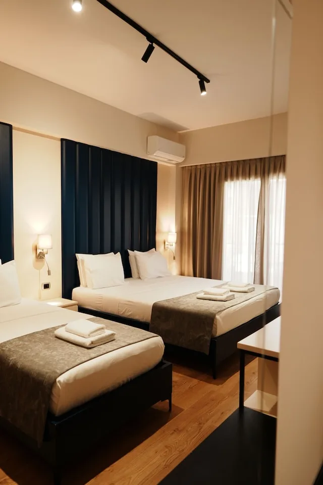 غرفة ثلاثية بسرير كوين وسرير فردي بشرفة، Blue Sky Hotel 5/10