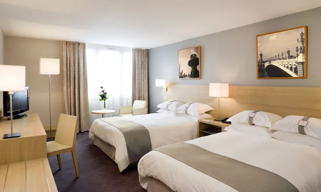غرفة بسرير مزدوج مع أريكة، Hotel Inn Paris CDG Airport 3/8