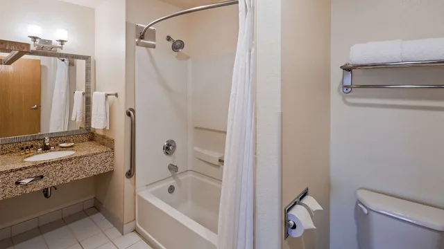 غرفة قياسية بسرير كوين لذوي الإعاقة، Best Western Plus Peoria 5/6