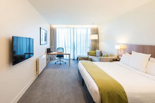 Room, King Bed, Business Level، Commodore Airport Hotel 1/10