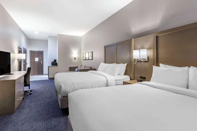 جناح كبير بسريرين كوين بغرفة نوم واحدة مع أريكة، Comfort Suites Scottsdale Talking Stick Entertainment District 2/6