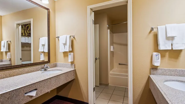 جناح بغرفتي نوم، SureStay Plus by Best Western San Antonio Fiesta Inn 7/8