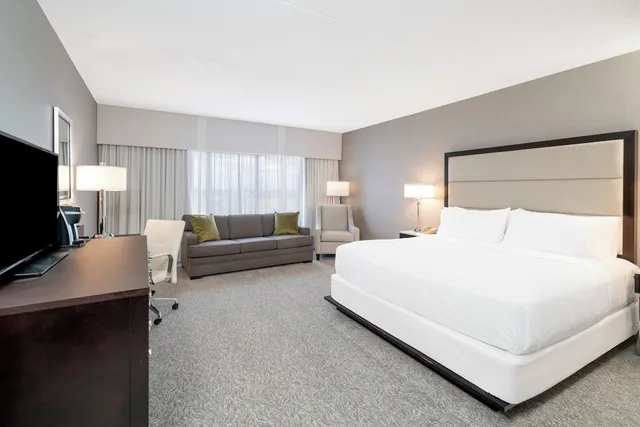 غرفة قياسية بسرير كينج مع أريكة، Holiday Inn Wilmington 2/5