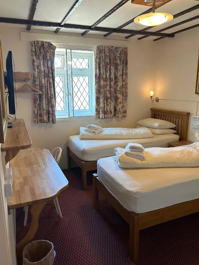 غرفة سوبيريور بسريرين منفصلين، Oakwood Bed and Breakfast Heathrow 1/2