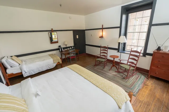 غرفة ديلوكس بسرير كينج وسرير فردي، Shaker Village of Pleasant Hill 1/3