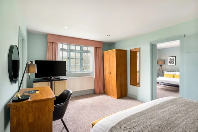 1 Bedroom, King Bed, Kitchen, voco Lythe Hill Hotel & Spa by IHG 4/5