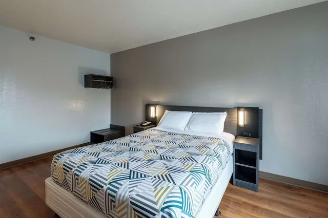 غرفة قياسية بسرير كينج، Motel6 Branford, CT - New Haven 5/7