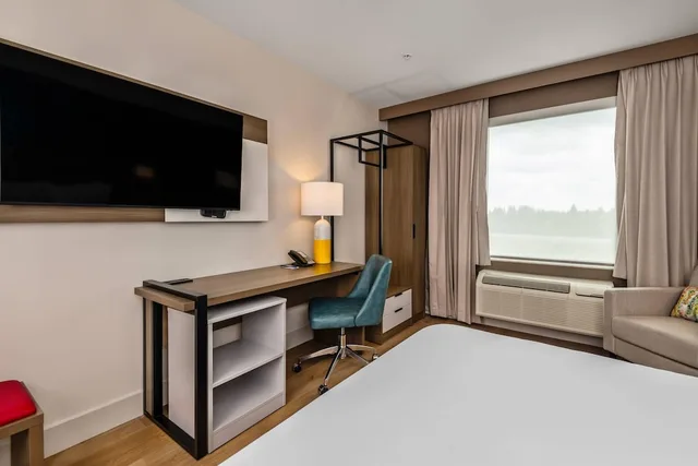 غرفة بسرير كوين لذوي الإعاقة، Comfort Inn & Suites Cochrane, ON 4/8