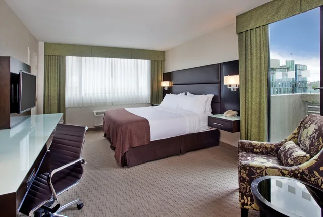 Standard, King Bed, Balcony, High Floor, Holiday Inn Vancouver Centre 5/5