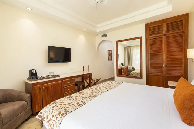 غرفة عائلية بسرير كينج بإطلالة على المسبح، Tamarindo Diria Beach Resort 3/10