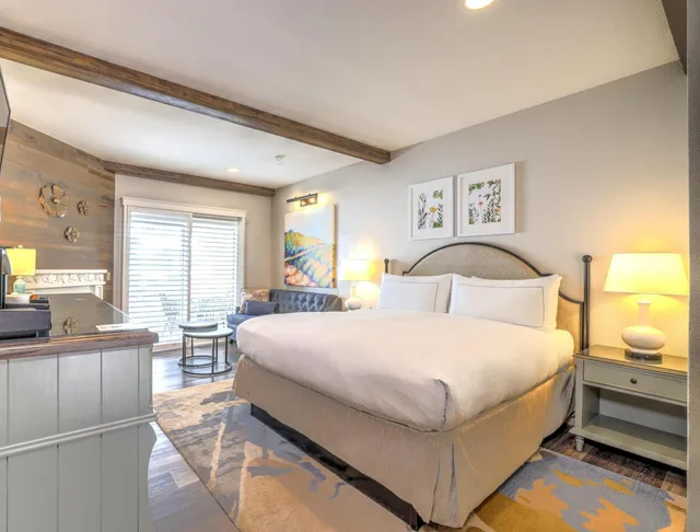غرفة بسرير كينج بإطلالة على الفناء بشرفة مع أريكة، The Lodge at Healdsburg, tapestry Collection by Hilton 3/9