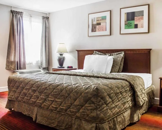 غرفة قياسية بسرير كينج للمدخنين، Rodeway Inn Huntington Station - Melville 1/2