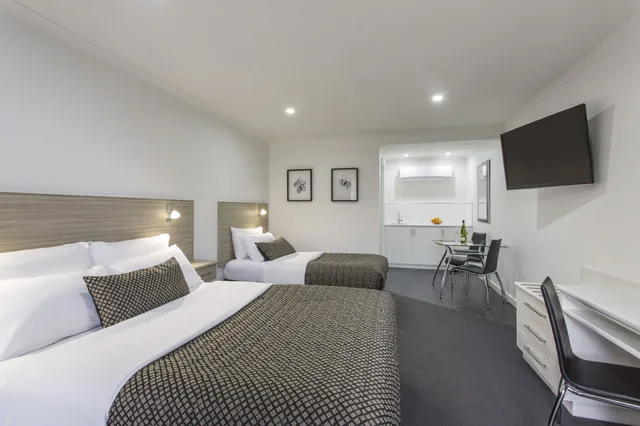 غرفة سوبيريور بسرير كوين وسرير فردي، HAMILTON LONSDALE MOTEL 2/7