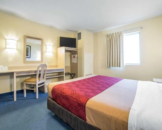 غرفة بسرير كوين بغرفة نوم واحدة، Econo Lodge Belle Fourche, SD 3/9