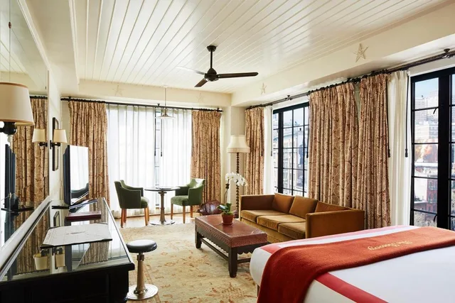 جناح، The Bowery Hotel 1/1