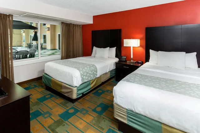 غرفة بسريرين مزدوجين لذوي الإعاقة، La Quinta Inn Suites Milwaukee Glendale Bayshore 1/3