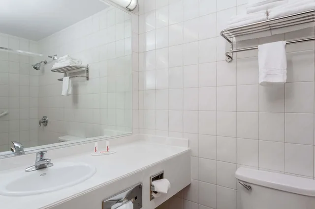 غرفة بسرير كينج، Days Inn by Wyndham Woodbury Long Island 3/3