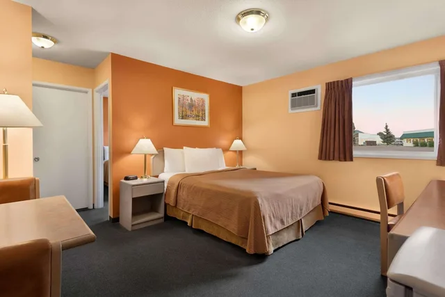 Suite, Queen Bed, Travelodge by Wyndham Quesnel 1/1