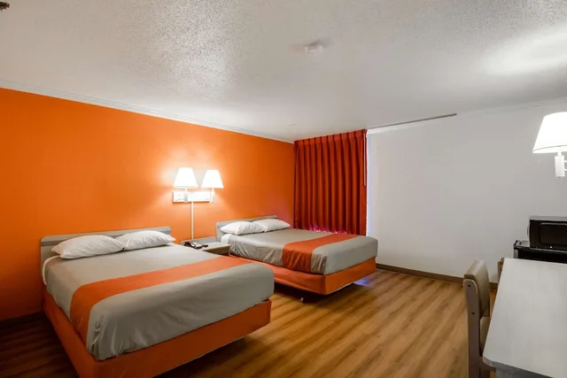 Standard, 2 Queen Beds, Motel6 Waukegan, IL 4/10