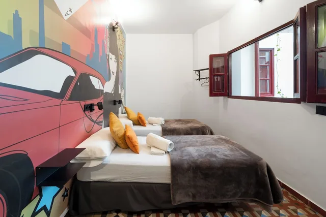غرفة بسريرين منفصلين بحمام مشترك، Home Youth Hostel 5/8