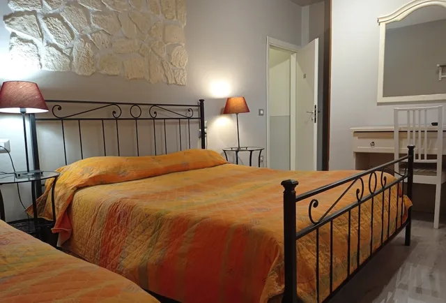 غرفة ثلاثية، Hotel Monti 1/4