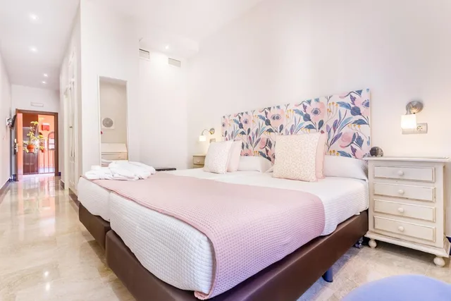 Family, Double Bed, Patio De La Alameda 3/8