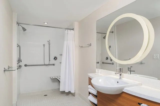 استوديو بسرير كينج بشرفة مع أريكة، Springhill Suites Chattanooga Downtown Cameron Harbor 3/4