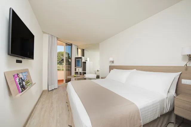 Connecting, Queen Bed, Sofa, Melia Cala Galdana 3/7