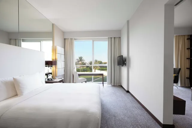 جناح بسرير كوين بغرفة نوم واحدة بمطبخ صغير، Centro Sharjah Rotana 1/10