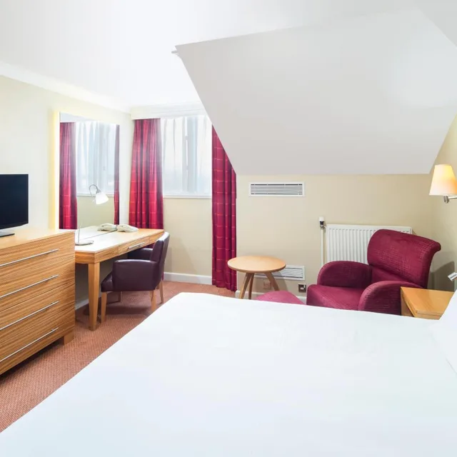جناح بسرير كينج بغرفة نوم واحدة بإطلالة مع دخول الصالة، Crowne Plaza Chester 1/4