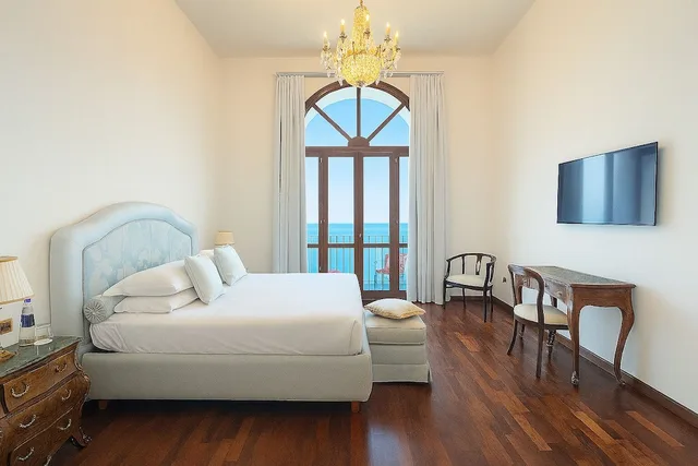 Signature, Suite, King Bed, Sea View, Sofa, Grand Hotel Europa Palace 3/10