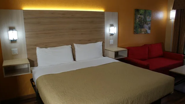 غرفة ديلوكس بسرير كينج مع أريكة، Home Town Inn And Suites 1/9