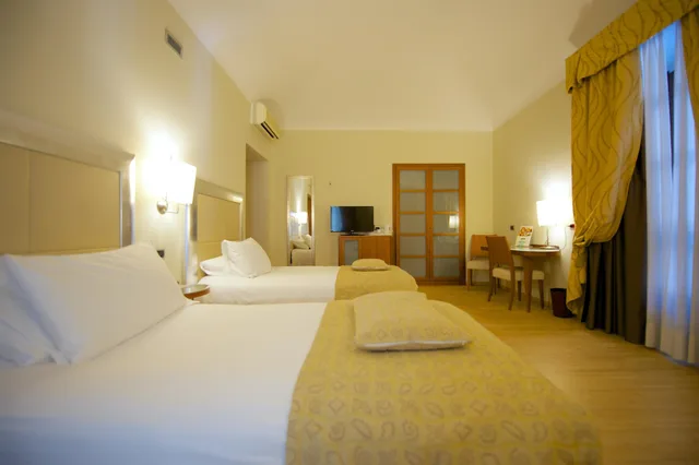 Standard, Twin Beds, Best Western Crystal Palace Hotel 1/5