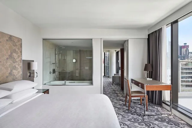 جناح تنفيذي ركني بسرير كينج بإطلالة على المدينة بشرفة في طابق مرتفع، Sheraton Melbourne Hotel 2/4