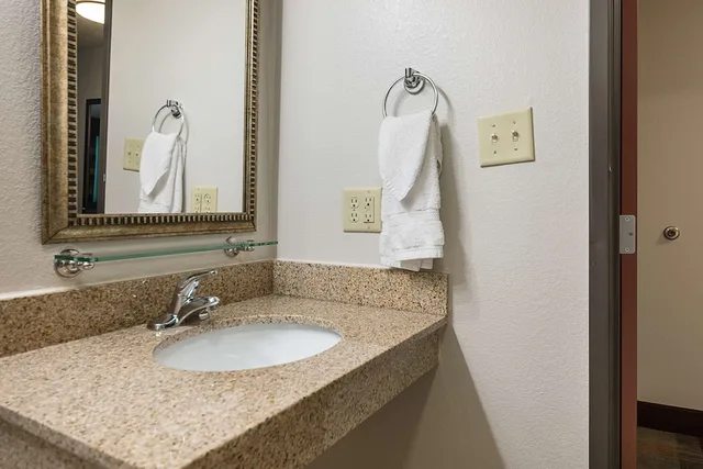 غرفة قياسية بسرير كينج، Best Western Plus Deridder Inn Suites 3/5