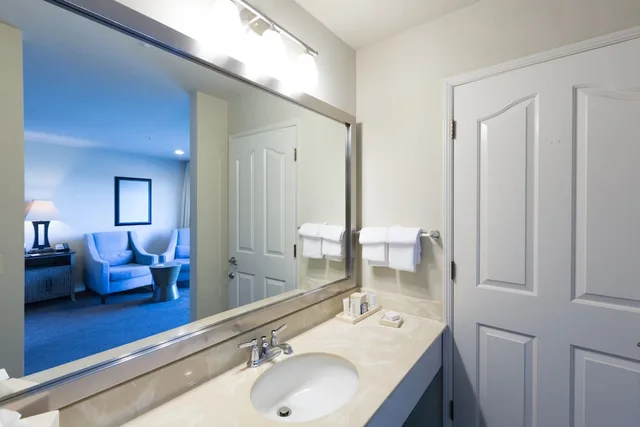 Deluxe, King Bed, Partial Ocean View, Cambria Landing Inn & Suites 9/10