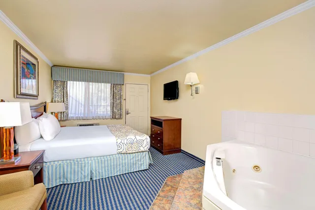 غرفة بسرير مزدوج، Super 8 by Wyndham Santa Cruz Beach 2/2