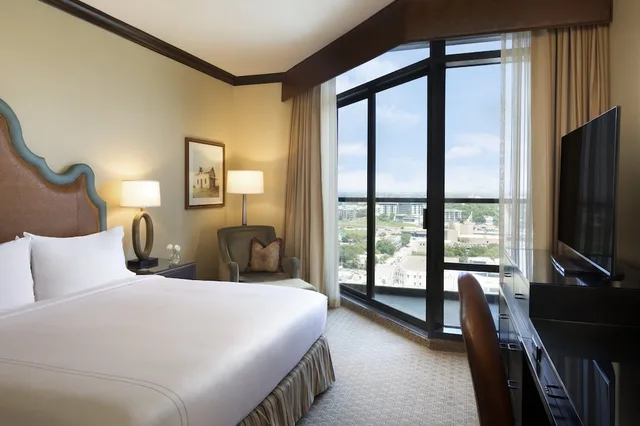 جناح تنفيذي بسرير كينج بشرفة بغرفة نوم واحدة، Omni Austin Hotel Downtown 1/10