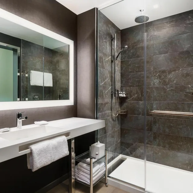 غرفة بسرير كينج وسريرين كوين بحوض استحمام لذوي الإعاقة، AC Hotel by Marriott Raleigh Downtown 3/3
