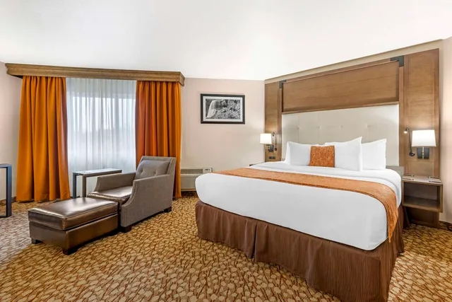 جناح بسرير كينج مع أريكة، Best Western Plus Mill Creek Inn 1/3