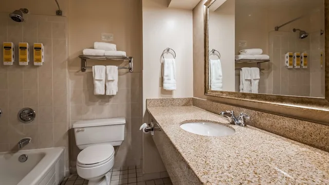 غرفة قياسية بسرير كوين لذوي الإعاقة، Best Western Plus Cairn Croft Hotel 4/7