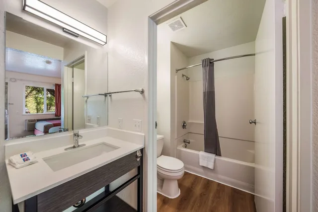 جناح بسريرين كوين، Motel6 Rohnert Park, CA 7/7